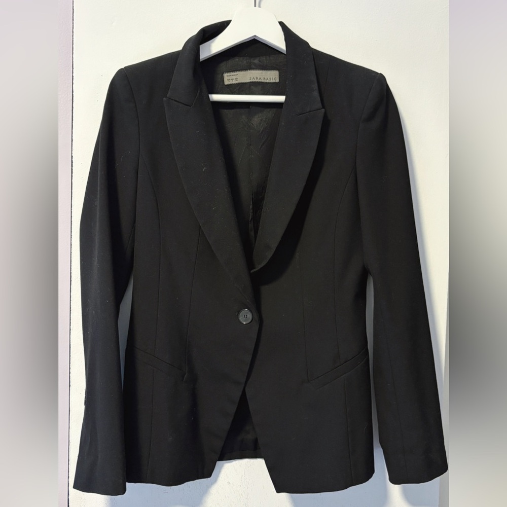 Zara Black Blazer with Notched Lapels and Tailored Fit
